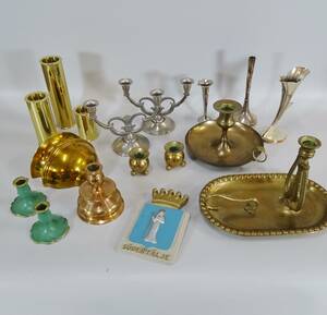 Diverse metallföremål, mestadels ljusstakar