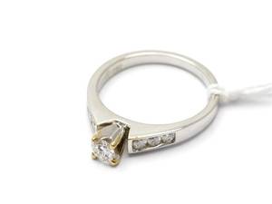 Ring med diamanter