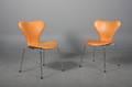 Arne Jacobsen 1902-1972. To stole model 3107 betrukket med cognacfarvet læder. 2
