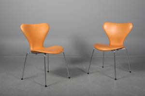 Arne Jacobsen 1902-1972. To stole model 3107 betrukket med cognacfarvet læder. 2