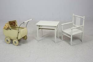 BARNMÖBEL, 2 delar, samt dockvagn