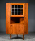 Hjørneskab af teak, låge med blyfattede ruder