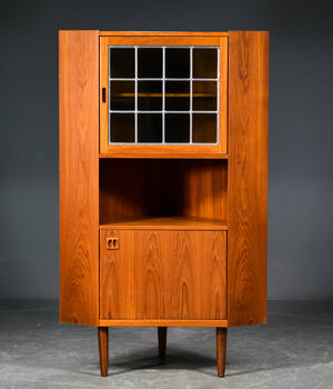 Hjørneskab af teak, låge med blyfattede ruder