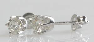 Par klassiske brillantørestikker, ca. 0.61 ct.