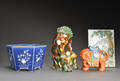 Orientalsk krukke, to figurer og et flisebillede af porcelæn, 1900-tallet 4 