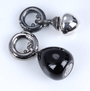 Ole Lynggaard. Sweet Drops-charm i sterlingsølv og onyx med brillant samt mini Dew Drops-charm i sterlingsølv 2 Denne vare er sat til omsalg under nyt varenummer 4160044