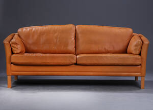 Mogens Hansen. Fritstående sofa betrukket med naturfarvet læder