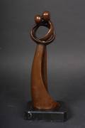 Bronzefigur af stående par.