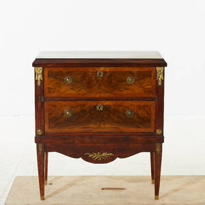 Byrå i gustaviansk stil