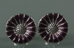 Georg Jensen Daisy par ørestikker i lilla 2