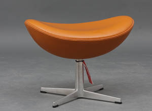 Arne Jacobsen 1902-1971. Skammel til Ægget, model 3127