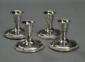Et sæt på fire lysestager af sølv udfyldte. 4. Denne vare er sat til omsalg under nyt varenummer 4175642