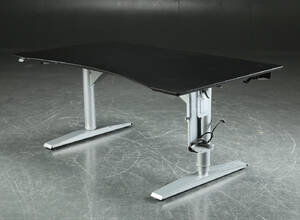 Nordisk møbelproducent, hæve-sænkebord, bordplade med sort laminat Denne vare er sat til omsalg under nyt varenummer 4162464