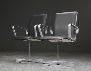 Arne Jacobsen. Par Oxford armstole, sort læder 2 Denne vare er sat til omsalg under nyt varenummer 4996667