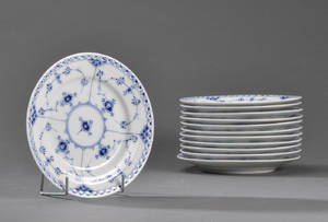 Kgl. Porcelæn. Musselmalet, halvblonde, tallerkner 12
