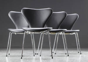 Arne Jacobsen. Fire syverstole model 3107, sort læder 4 Denne vare er sat til omsalg under nyt varenummer 4582508