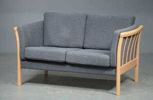 Dorthe sofa af bøgetræ, betræk af gråmeleret uld