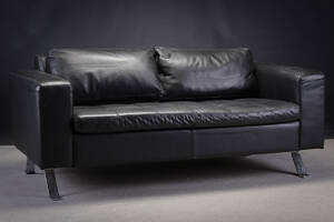 Dansk møbelproducent. To-pers. sofa, sort læder