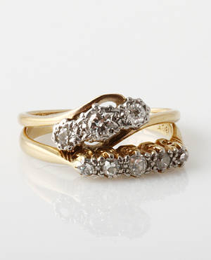 To brillantringe af 18 guld og platin, i alt ca. 0.40 ct. 1900tallets første halvdel. 2