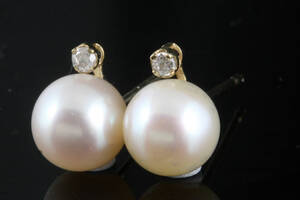 Pearl earrings with a diamond  9k gold This lot has been put up for resale under the new lot no. 4781478