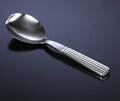 Georg Jensen. Bernadotte serveringsske med skaft af sterlingsølv