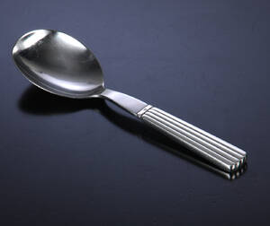 Georg Jensen. Bernadotte serveringsske med skaft af sterlingsølv