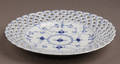 Kgl. P. - Musselmalet Helblonde tallerken med gennembrudt fane i porcelæn nr. 1099