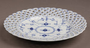 Kgl. P. - Musselmalet Helblonde tallerken med gennembrudt fane i porcelæn nr. 1099