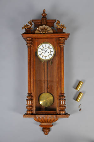 Vægur i kasse af eg, ca. 1900