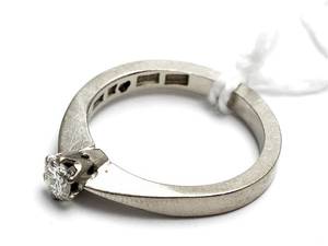 Ring i vitguld