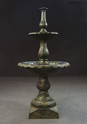 Etagenbrunnen, Gusseisen, grün patiniert