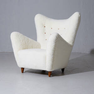 Fåtölj klädd i fårskinn