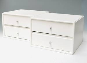 Peter J. Lassen f. 1930. Montana væghængte natborde.