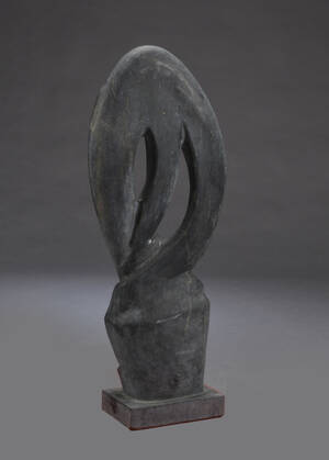 Abstrakt figur i sort marmor 