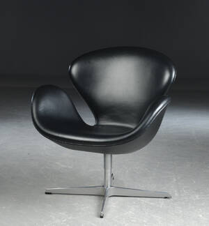 Arne Jacobsen. Svanen lænestol, model 3320, sort læder.