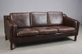 Dansk Møbelproducent. Tre pers. sofa betrukket med skind.
