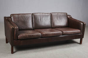 Dansk Møbelproducent. Tre pers. sofa betrukket med skind.