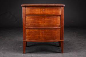 Kommode af mahogni, empire form. 1900-tallets første halvdel