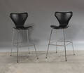Arne Jacobsen. Par barstole, sort læder 2