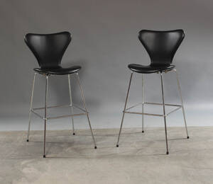 Arne Jacobsen. Par barstole, sort læder 2