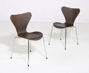 Arne Jacobsen. Syveren model 3107 af mørkfarvet eg 2