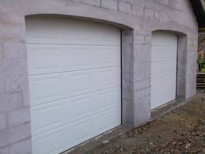 Eldrevet, leddelt garageport med fyldninger. Str. 300x260 cm. 4