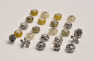 25 Charlotte Borgen charms med bla. oxyderede led