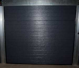 Eldrevet, leddelt garageport med linie i farven antracitgrå. Str. 270x214 cm