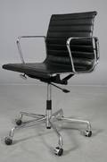 Charles Eames Model EA117, armstol i sort læder