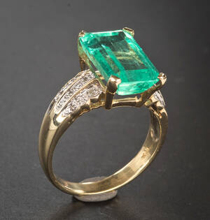 Ring, 14 kt GelbgoldWeißgold ca. 5 g mit Smaragd und Diamanten  Diese Ware steht erneut zur Auktion unter der Warennummer rnrn4247274