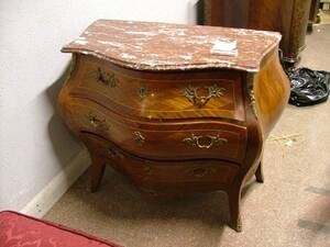 Byrå, rokokostil med stenskiva 