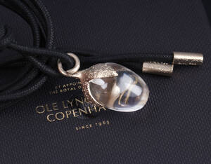 Ole Lynggaard. Vedhæng af 18 kt. hvidguld med bjergkrystal og kæde med guldender