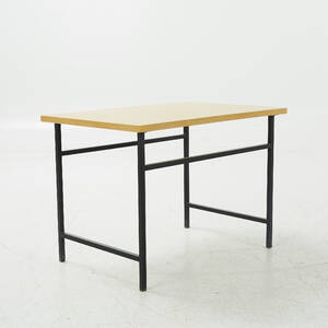 Soffbord med stenskiva