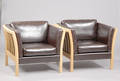 Moderne design. Et par lænestole med stel af eg. 2